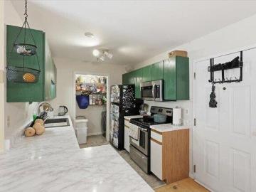 2 bedroom, Burlington VT 05401 103221417
