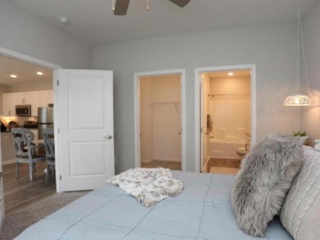 2 bedroom, Burlington NC 27215 106058811