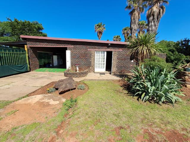 2 Bedroom Garden Cottage To Let in Three Rivers East