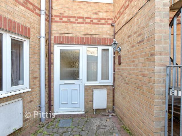 2 bedroom ground maisonette for sale