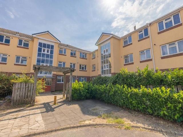 2 bedroom ground maisonette for sale
