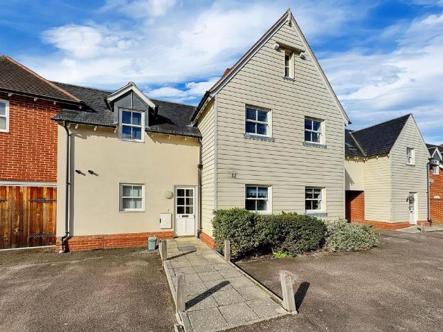 2 bedroom ground maisonette for sale
