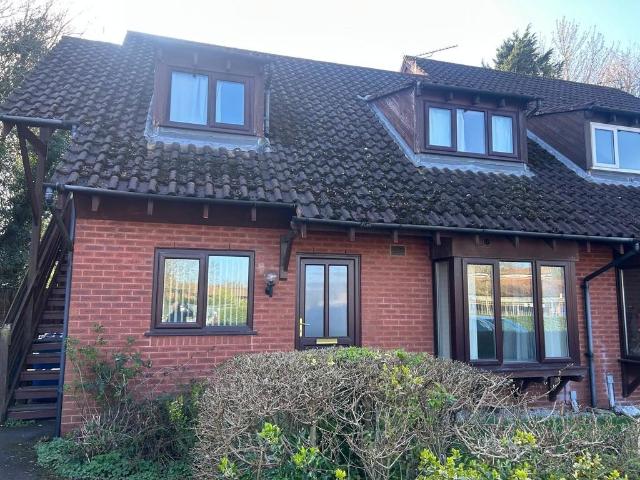 2 bedroom ground maisonette for sale