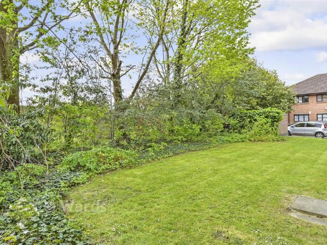 2 bedroom ground maisonette for sale
