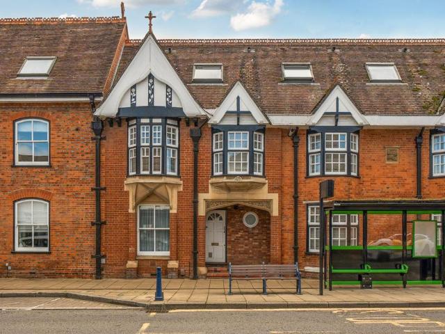2 bedroom ground maisonette for sale