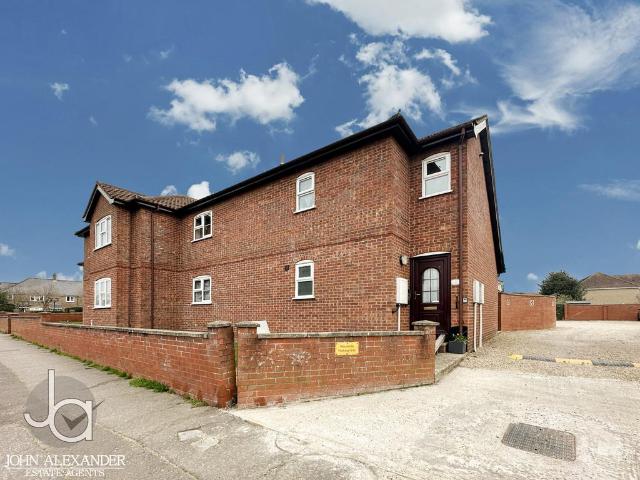 2 bedroom ground maisonette for sale