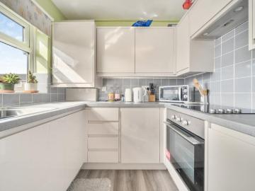 2 bedroom ground maisonette for sale