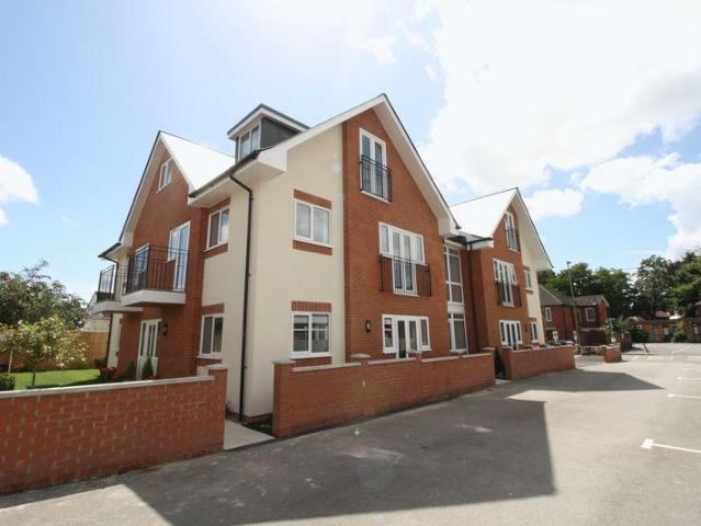 2 bedroom ground maisonette for sale