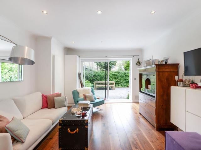 2 bedroom ground maisonette for sale