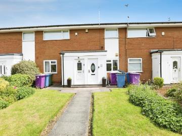 2 bedroom ground maisonette for sale