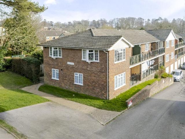 2 bedroom ground maisonette for sale