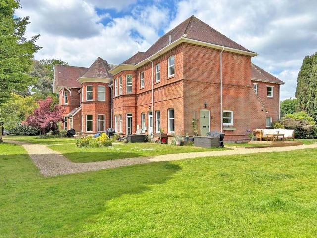2 bedroom ground maisonette for sale