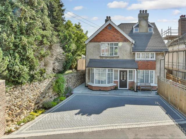 2 bedroom ground maisonette for sale
