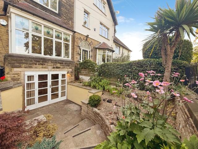 2 bedroom ground maisonette for sale