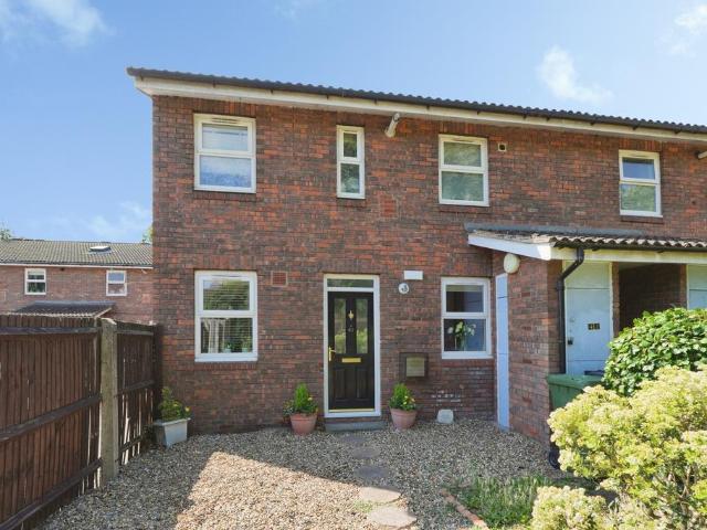 2 bedroom ground maisonette for sale