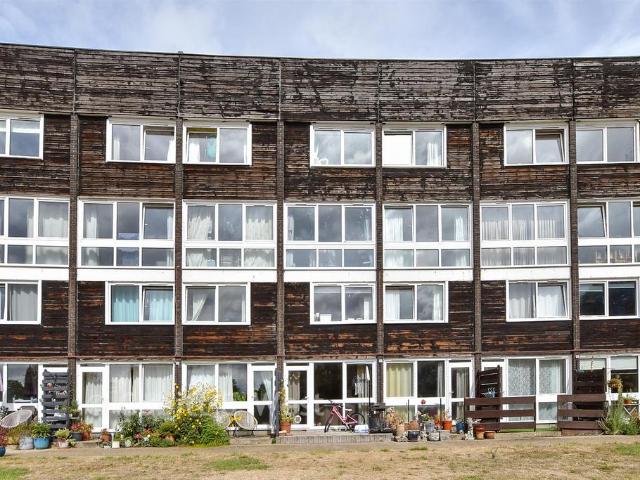2 bedroom ground maisonette for sale