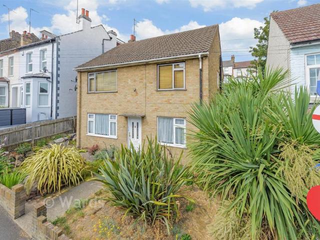 2 bedroom ground maisonette for sale