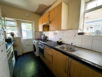 2 bedroom ground maisonette for sale