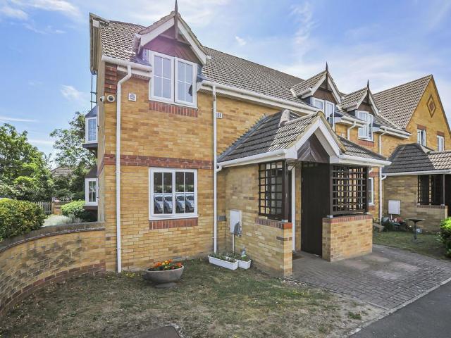 2 bedroom ground maisonette for sale