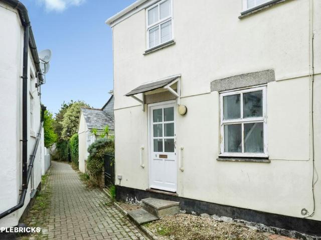 2 bedroom ground maisonette for sale