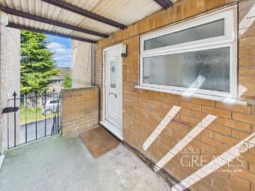 2 bedroom ground maisonette for sale