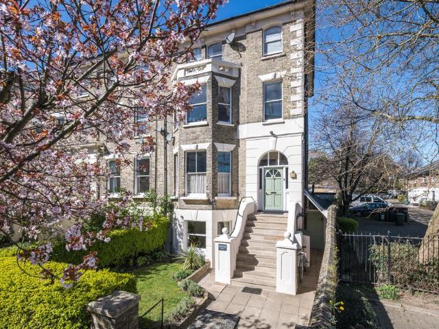 2 bedroom ground maisonette for sale