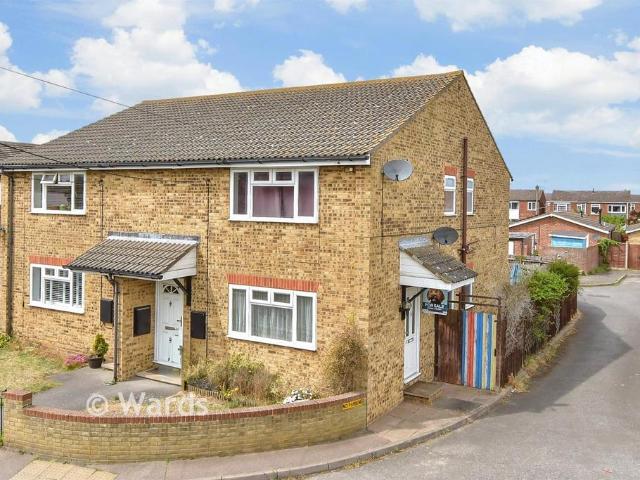 2 bedroom ground maisonette for sale