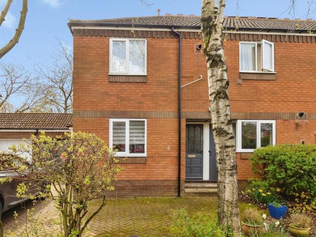 2 bedroom ground maisonette for sale