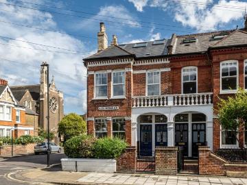 2 bedroom ground maisonette for sale