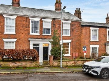 2 bedroom ground maisonette for sale