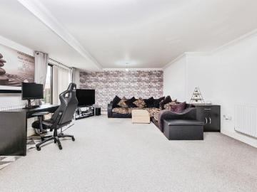 2 bedroom ground maisonette for sale