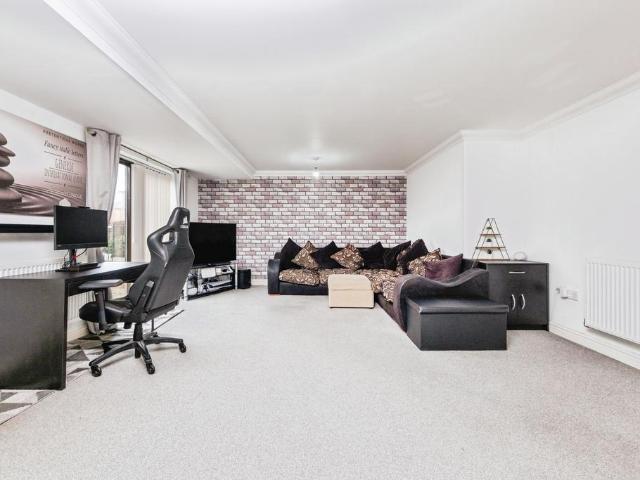 2 bedroom ground maisonette for sale