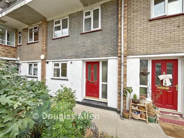 2 bedroom ground maisonette for sale
