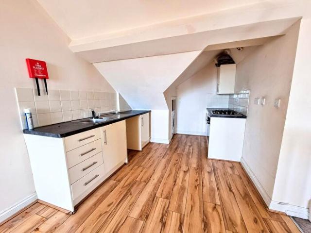 2 Bedroom Ground Maisonette To Rent In High Street, Llantrisant, Pontyclun, CF72