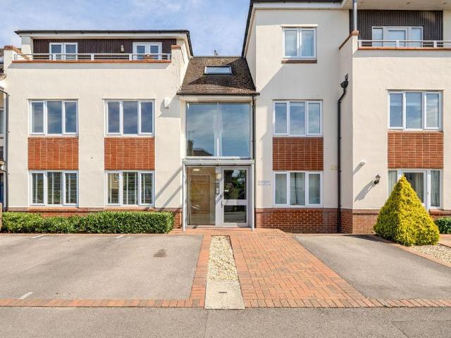 2 bedroom ground flat for sale
