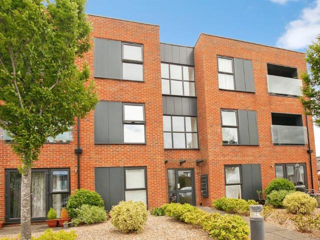 2 bedroom ground flat for sale