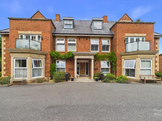 2 bedroom ground flat for sale