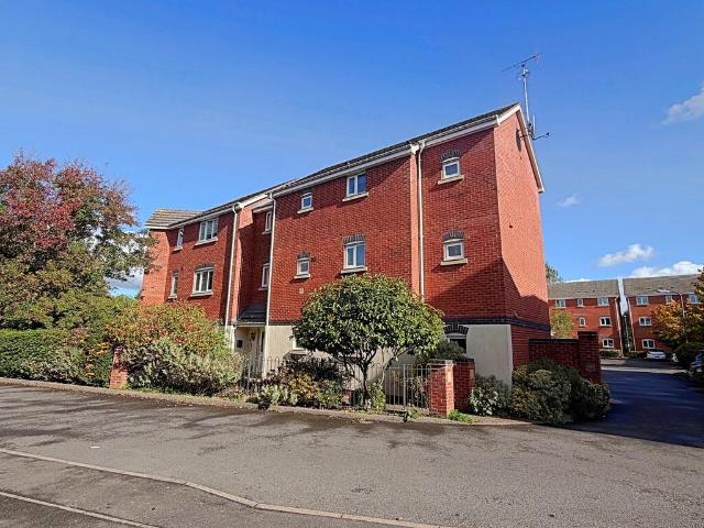 2 bedroom ground flat for sale
