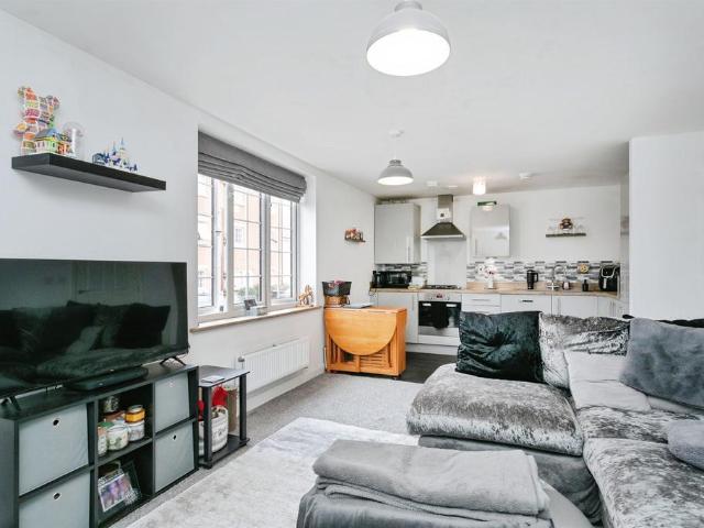 2 bedroom ground flat for sale