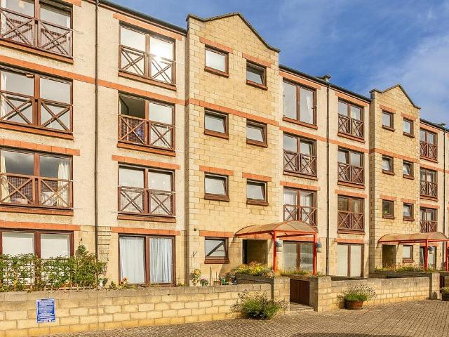 2 bedroom ground flat for sale
