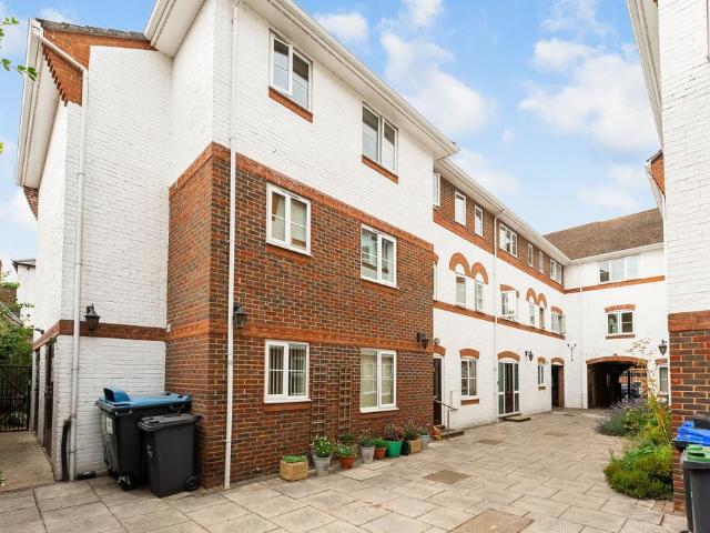2 bedroom ground flat for sale
