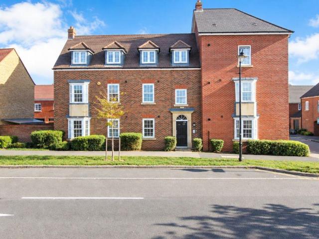 2 bedroom ground flat for sale