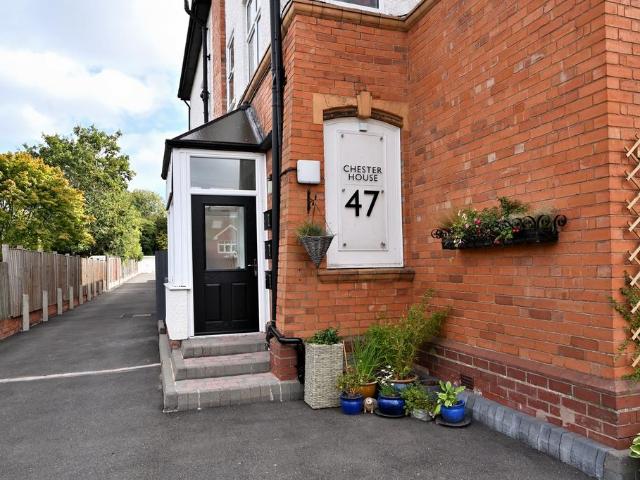 2 bedroom ground flat for sale