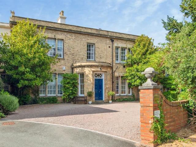 2 bedroom ground flat for sale
