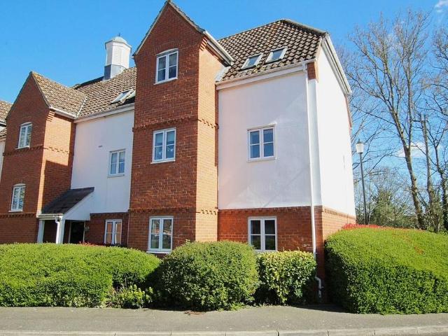 2 bedroom ground flat for sale