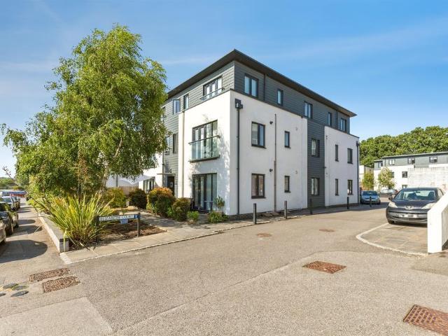 2 bedroom ground flat for sale