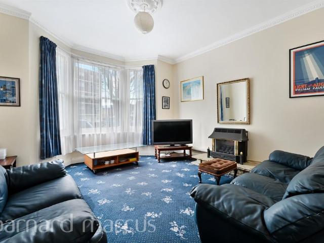 2 bedroom ground flat for sale