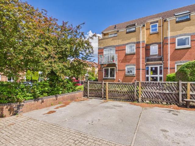 2 bedroom ground flat for sale