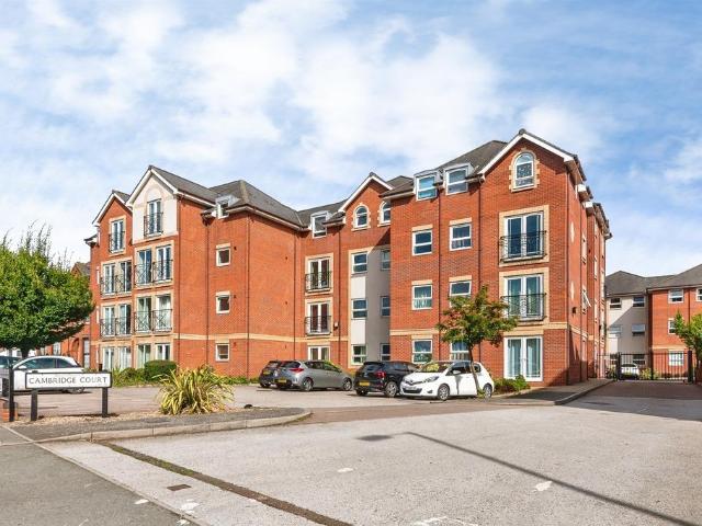 2 bedroom ground flat for sale