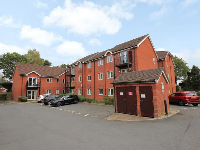 2 bedroom ground flat for sale